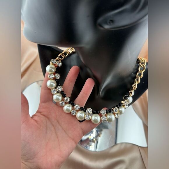 Elegant Gold and Pearl Necklace - Picture 2 of 8